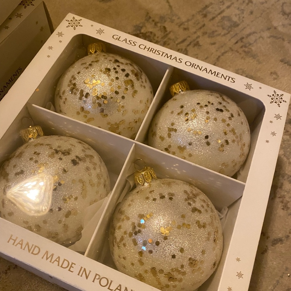 Elegant White and Gold Christmas Ornaments - Picture 5 of 5